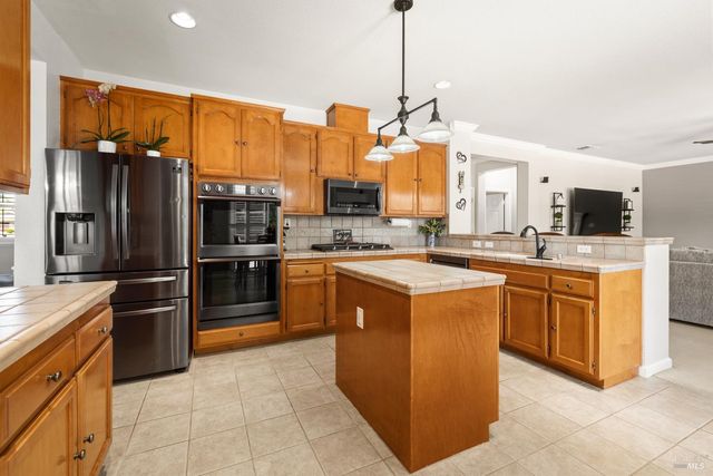 1001 Barkwood Ct, Vacaville, CA 95687