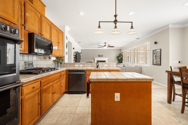 1001 Barkwood Ct, Vacaville, CA 95687