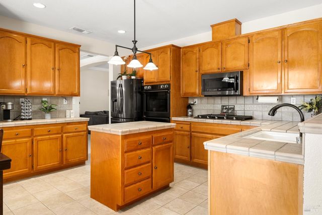 1001 Barkwood Ct, Vacaville, CA 95687