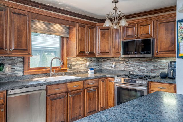 6887 Colonial Avenue, Bettendorf, IA 52722