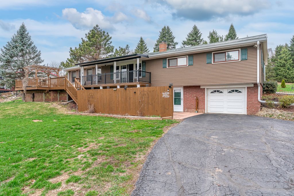 6887 Colonial Avenue, Bettendorf, IA 52722