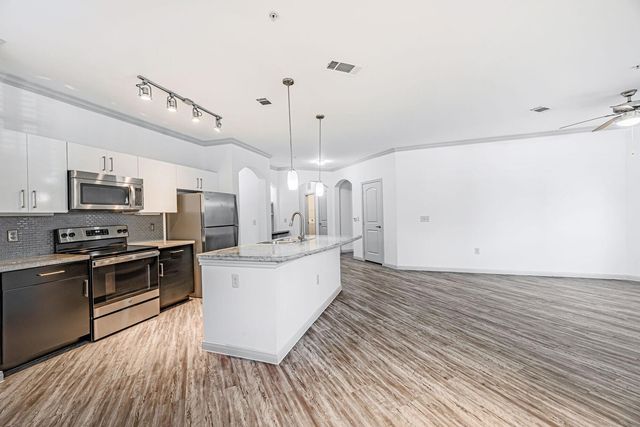 8877 Lakes At 610 Drive 318-1, Houston, TX 77054