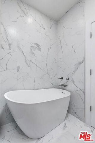 8568 Burton Way 301, Los Angeles, CA 90048