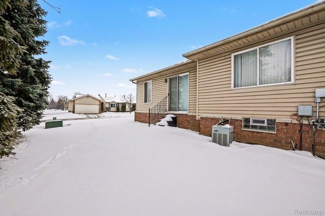 24326 Juliet Drive, Center Line, MI 48015