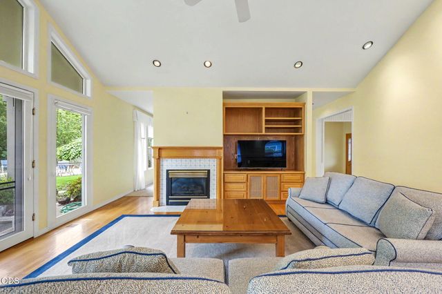 3348 Creek View Drive, Medford, OR 97504