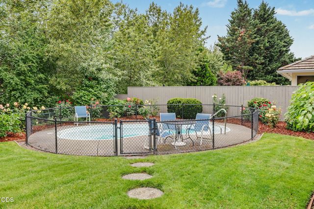 3348 Creek View Drive, Medford, OR 97504