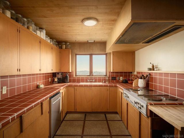9450 Sunset Drive, La Mesa, CA 91941