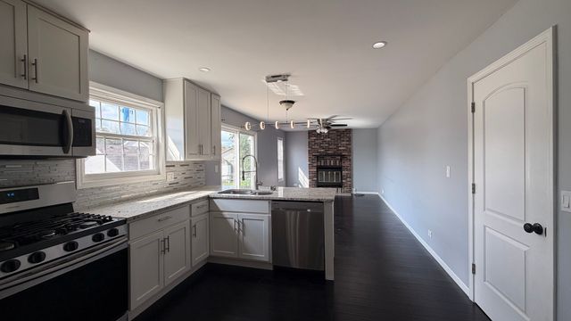 646 White Court, Gurnee, IL 60031