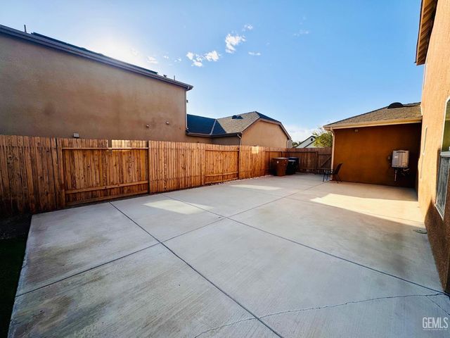 9506 Liberty Island Drive, Bakersfield, CA 93311