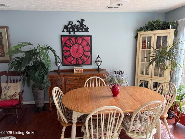 8337 Grand Trevi Dr, Louisville, KY 40228