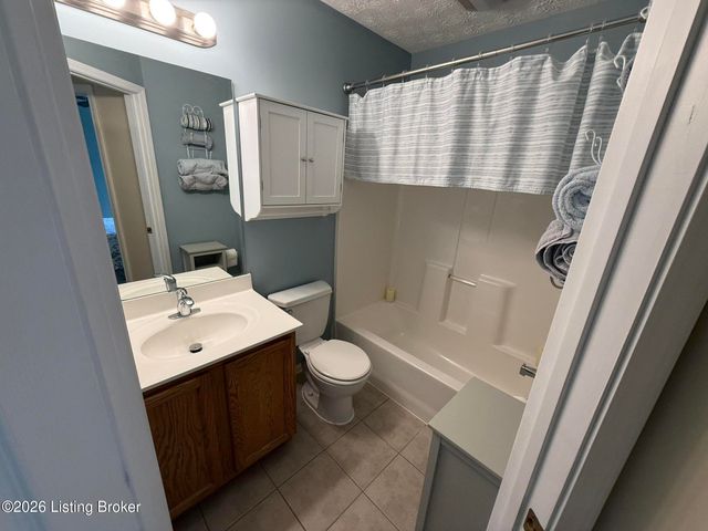 8337 Grand Trevi Dr, Louisville, KY 40228