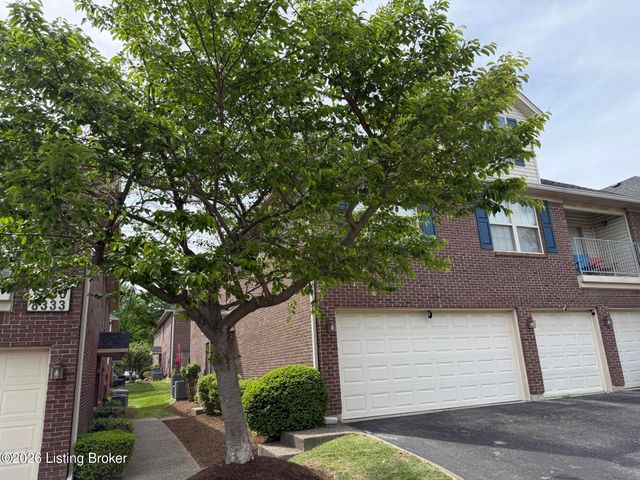 8337 Grand Trevi Dr, Louisville, KY 40228