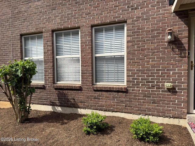 8337 Grand Trevi Dr, Louisville, KY 40228