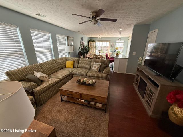 8337 Grand Trevi Dr, Louisville, KY 40228