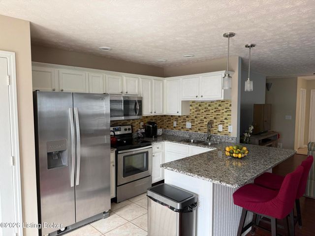 8337 Grand Trevi Dr, Louisville, KY 40228