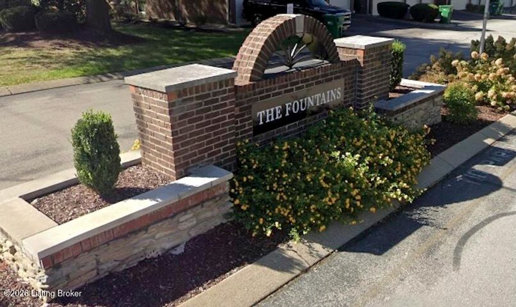 8337 Grand Trevi Dr, Louisville, KY 40228