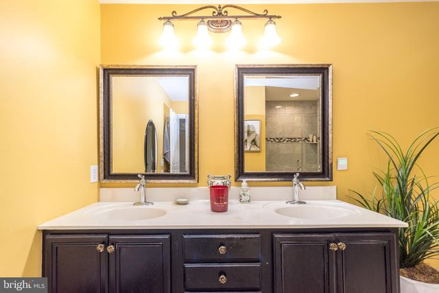 100 REAGAN DR, Sellersville, PA 18960