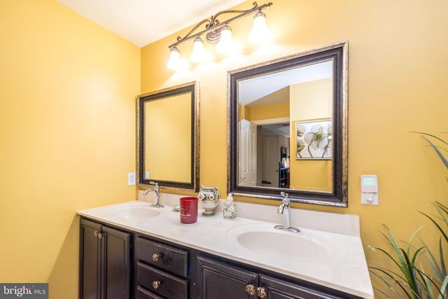 100 REAGAN DR, Sellersville, PA 18960