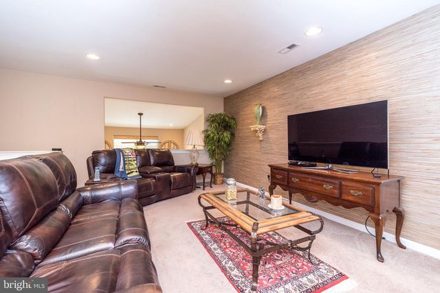 100 REAGAN DR, Sellersville, PA 18960