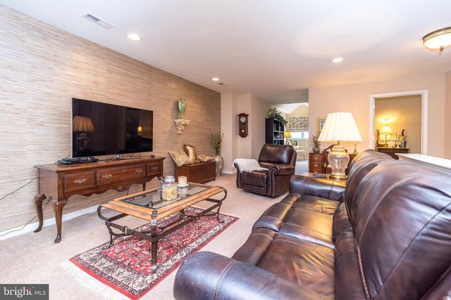 100 REAGAN DR, Sellersville, PA 18960