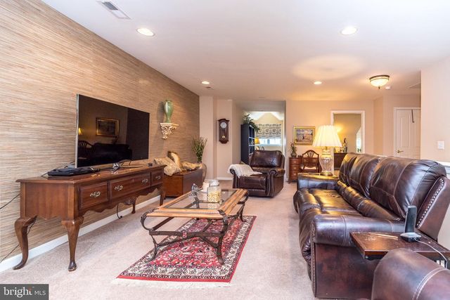 100 REAGAN DR, Sellersville, PA 18960