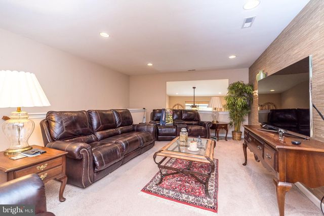 100 REAGAN DR, Sellersville, PA 18960