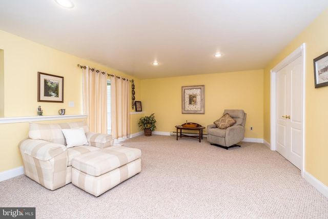 100 REAGAN DR, Sellersville, PA 18960