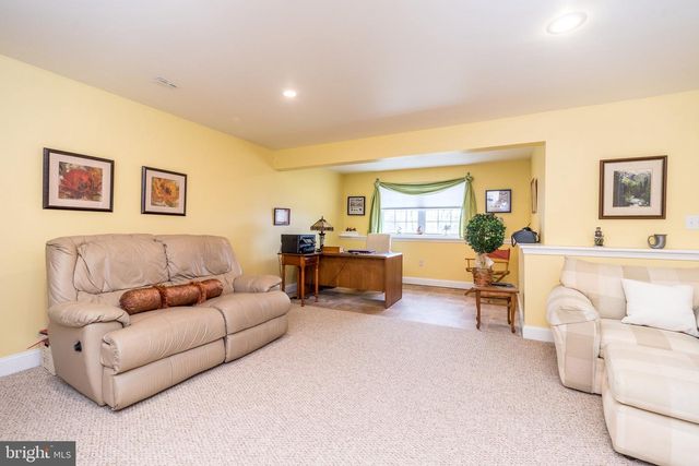 100 REAGAN DR, Sellersville, PA 18960