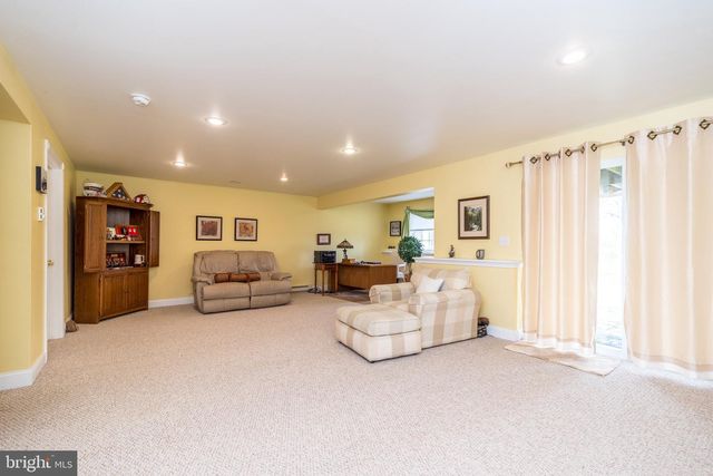 100 REAGAN DR, Sellersville, PA 18960