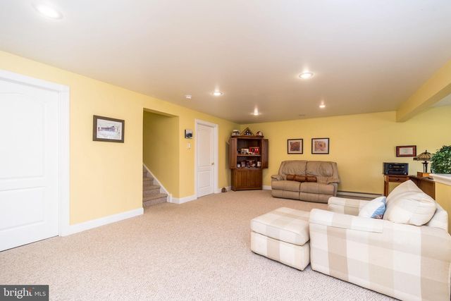 100 REAGAN DR, Sellersville, PA 18960