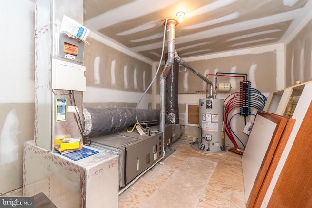 100 REAGAN DR, Sellersville, PA 18960