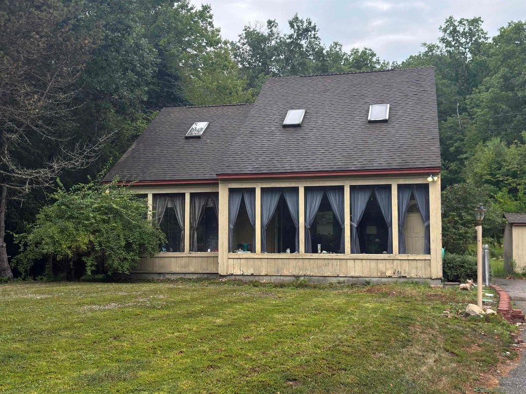 8 Grout Farm Road, Raymond, NH 03077
