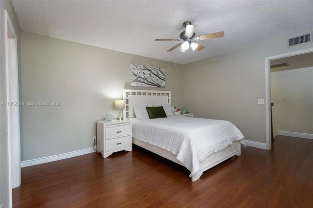 2566 Lakeview Ct, Cooper City, FL 33026