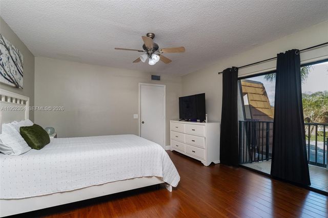 2566 Lakeview Ct, Cooper City, FL 33026