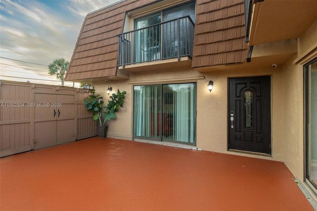 2566 Lakeview Ct, Cooper City, FL 33026