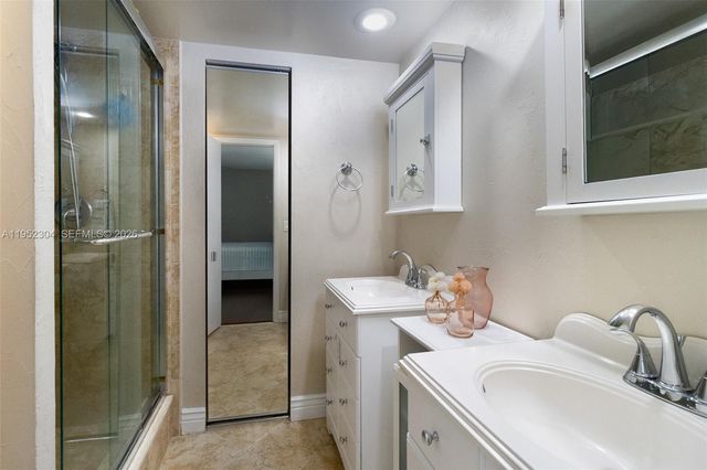 2566 Lakeview Ct, Cooper City, FL 33026