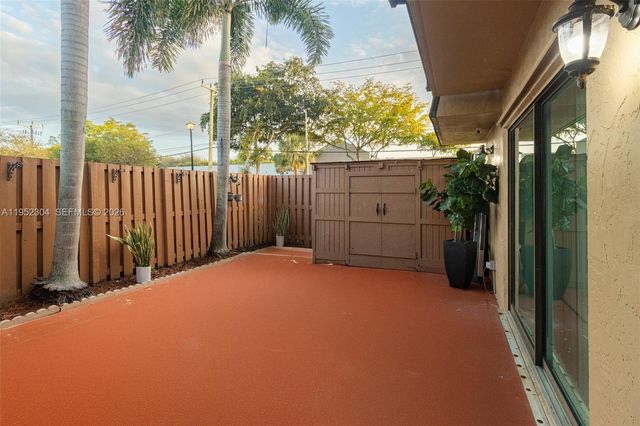 2566 Lakeview Ct, Cooper City, FL 33026