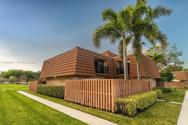 2566 Lakeview Ct, Cooper City, FL 33026