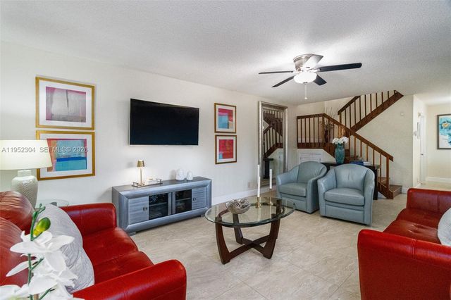 2566 Lakeview Ct, Cooper City, FL 33026