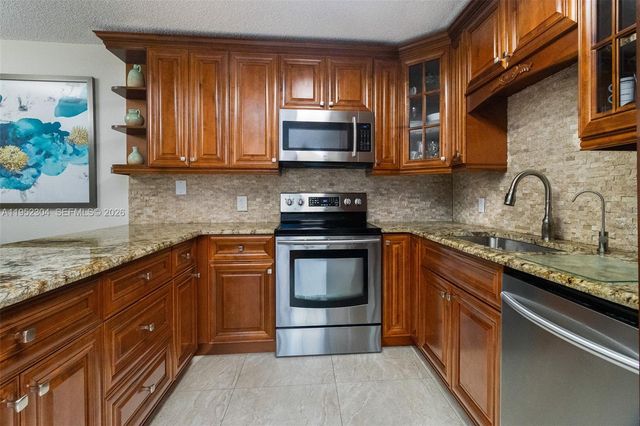 2566 Lakeview Ct, Cooper City, FL 33026