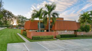 2566 Lakeview Ct, Cooper City, FL 33026