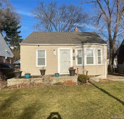 18721 Kingsville Street, Harper Woods, MI 48225