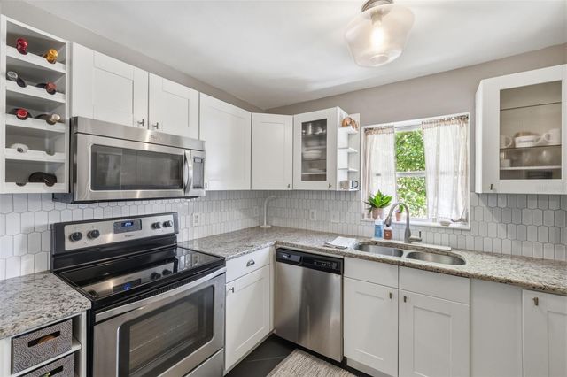 1423 E HENRY AVENUE, Tampa, FL 33604