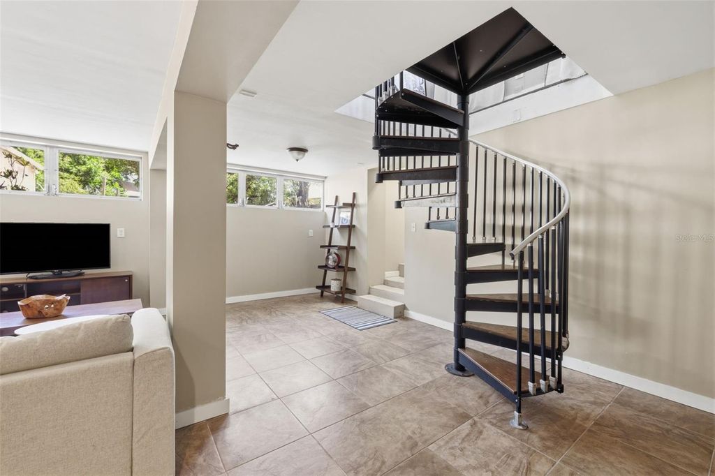 Image 17 of property listing at 1423 E HENRY AVENUE, Tampa, FL 33604