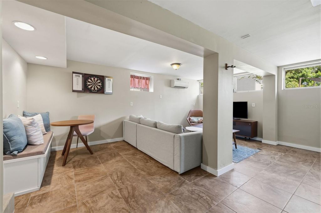 Image 19 of property listing at 1423 E HENRY AVENUE, Tampa, FL 33604