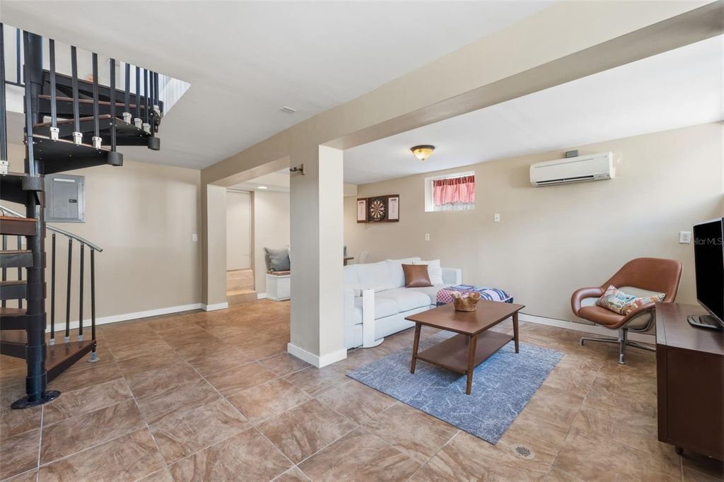 Image 20 of property listing at 1423 E HENRY AVENUE, Tampa, FL 33604