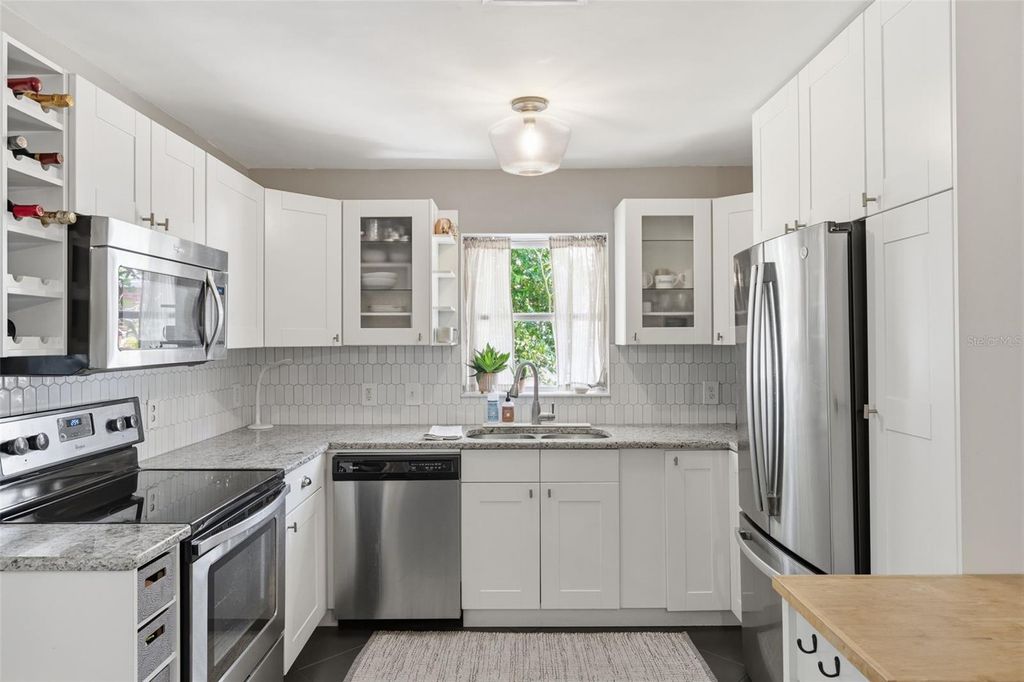 Image 7 of property listing at 1423 E HENRY AVENUE, Tampa, FL 33604