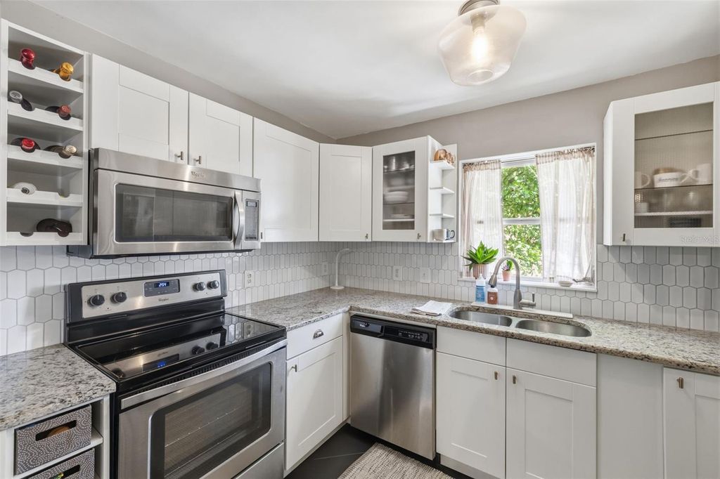 Image 9 of property listing at 1423 E HENRY AVENUE, Tampa, FL 33604