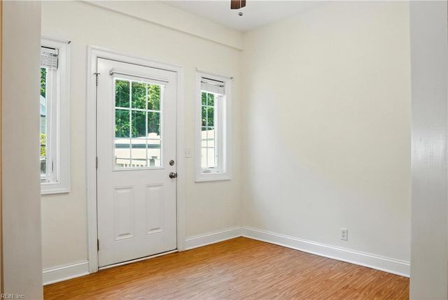 3044 Hughes LN, Hayes, VA 23072