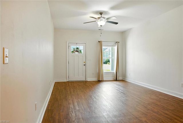 3044 Hughes LN, Hayes, VA 23072